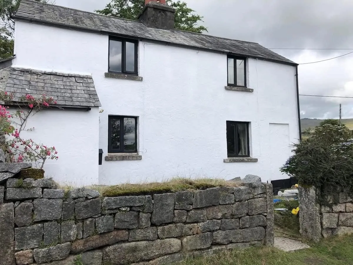 Render repair and exterior repaint of a cottage in Hayle